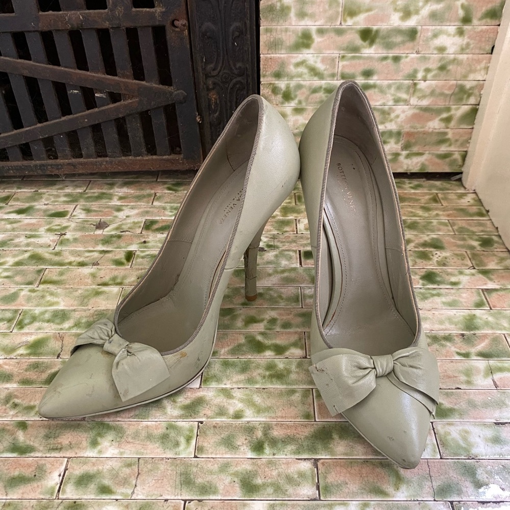Bottega Veneta Green Heels with Bow Detail